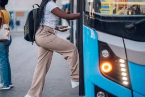 Donna sale sul bus