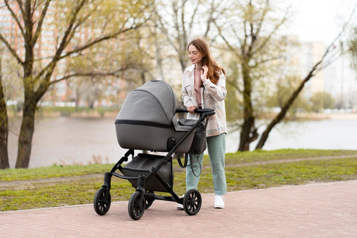 Una madre e un bambino in carrozzina nel parco 