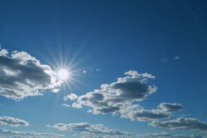 Cielo sereno e sole splendente