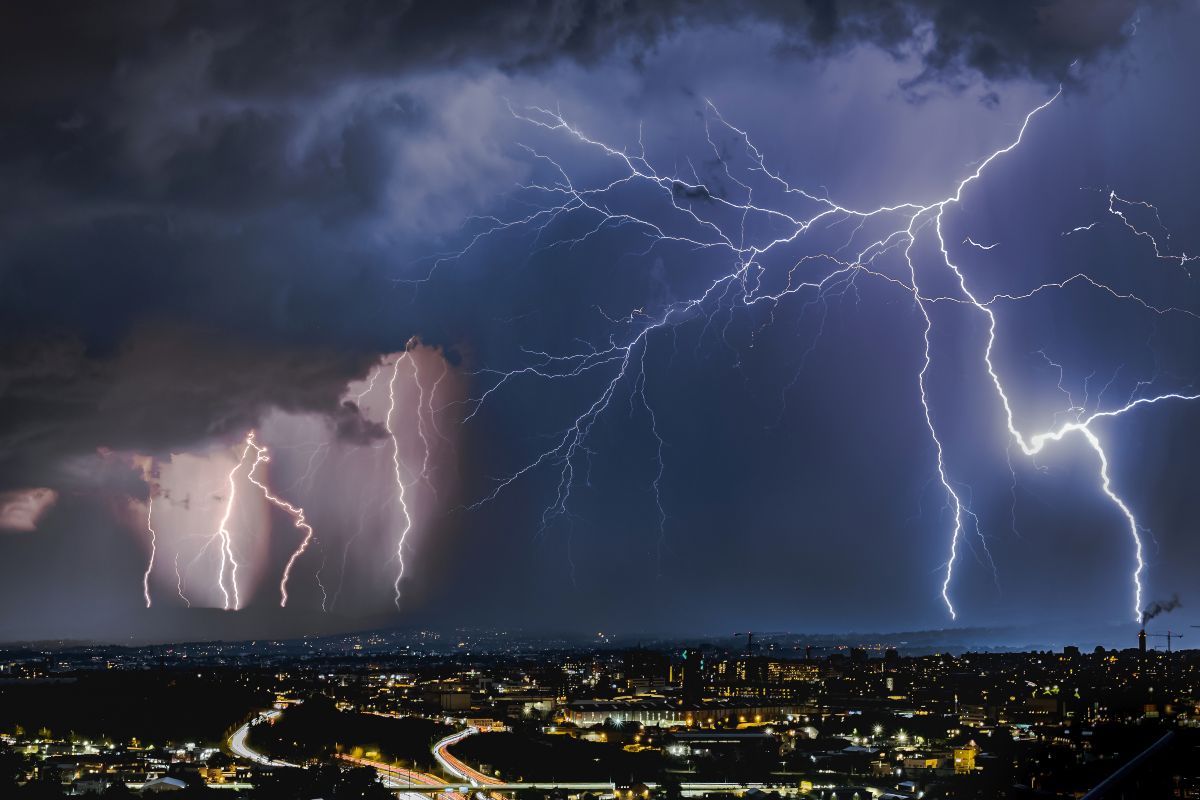 Temporale con fulmini nel cielo scuro