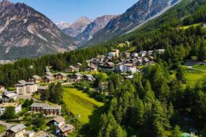 Bormio tra montagne e case alpine