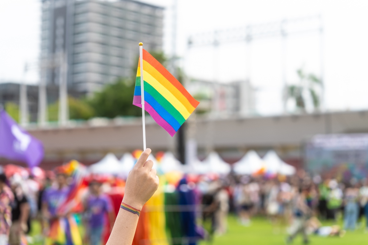 Bandiera con i colori del Pride