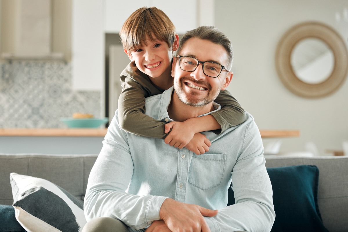 Padre e figlio che si abbracciano