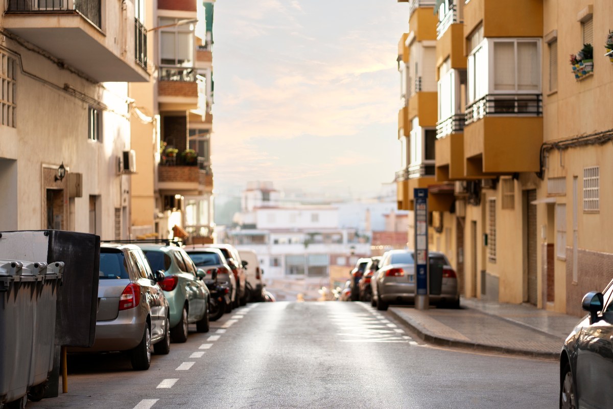 Una strada stretta in una città