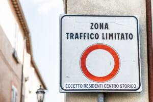 Un cartello della zona traffico limitato (Ztl)