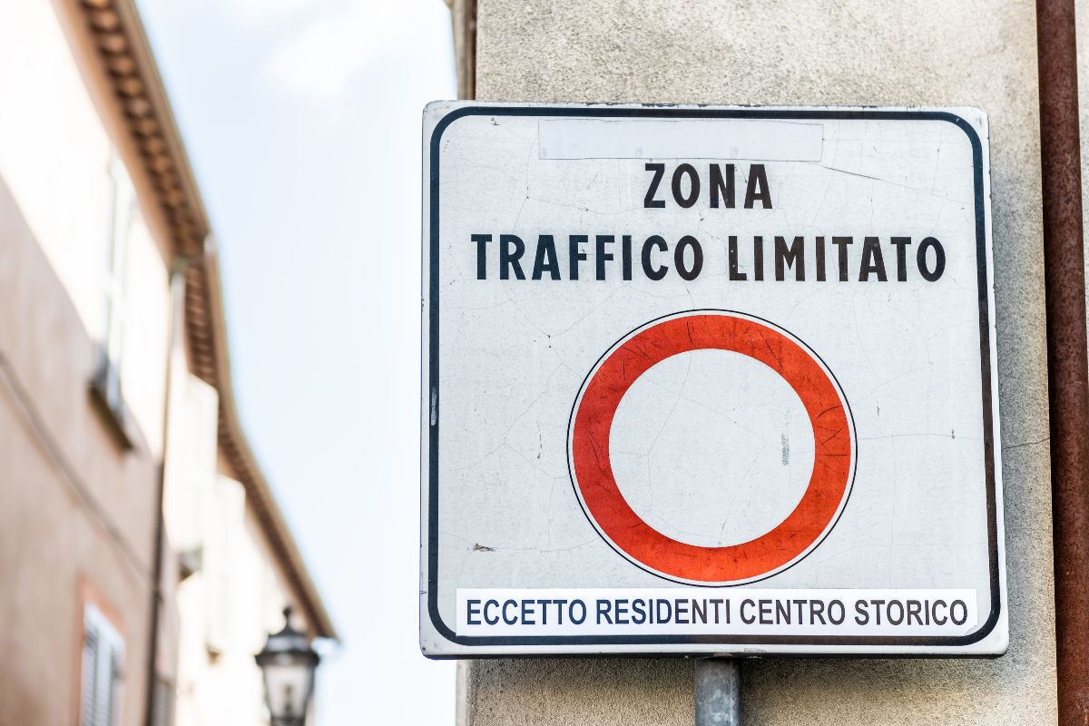 Un cartello della zona traffico limitato (Ztl)