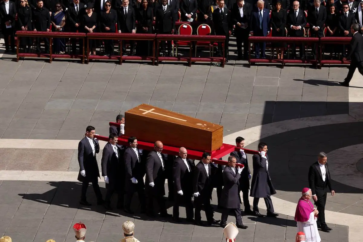 I portantini trasportano la bara durante il funerale di Papa Francesco
