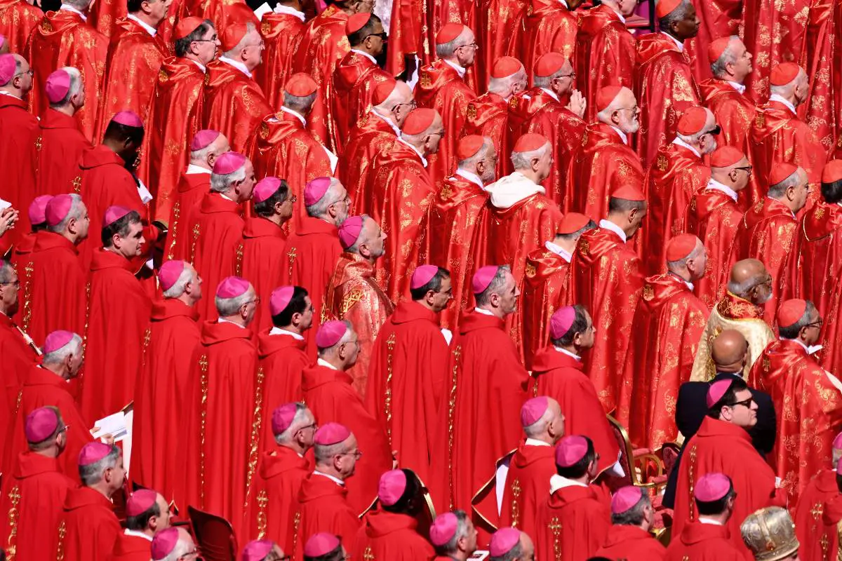 Primo piano sui cardinali alla cerimonia funebre in San Pietro di Papa Francesco