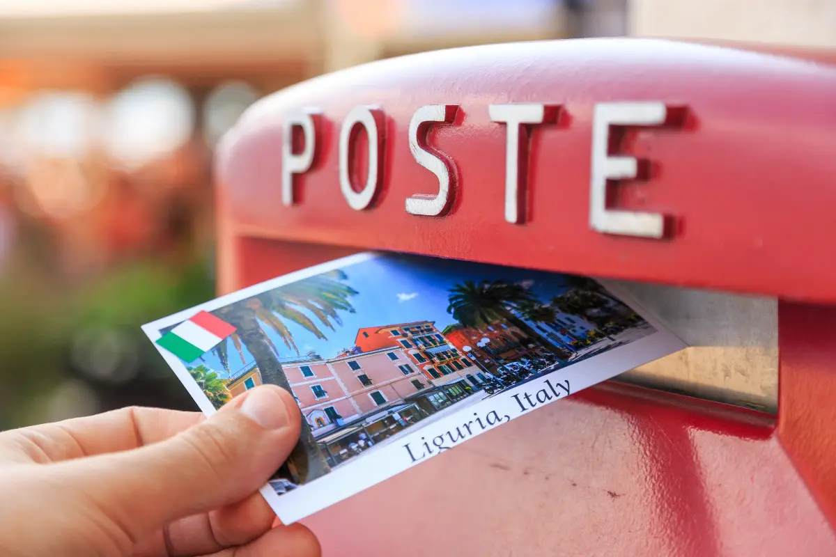 Cassetta della posta e cartolina