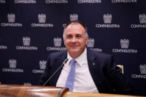 Orsini Emanuele presidente seduto in un evento