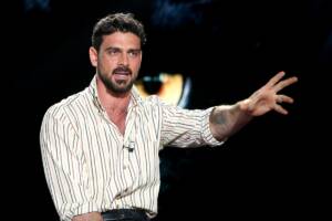 Un primo piano di Michele Morrone