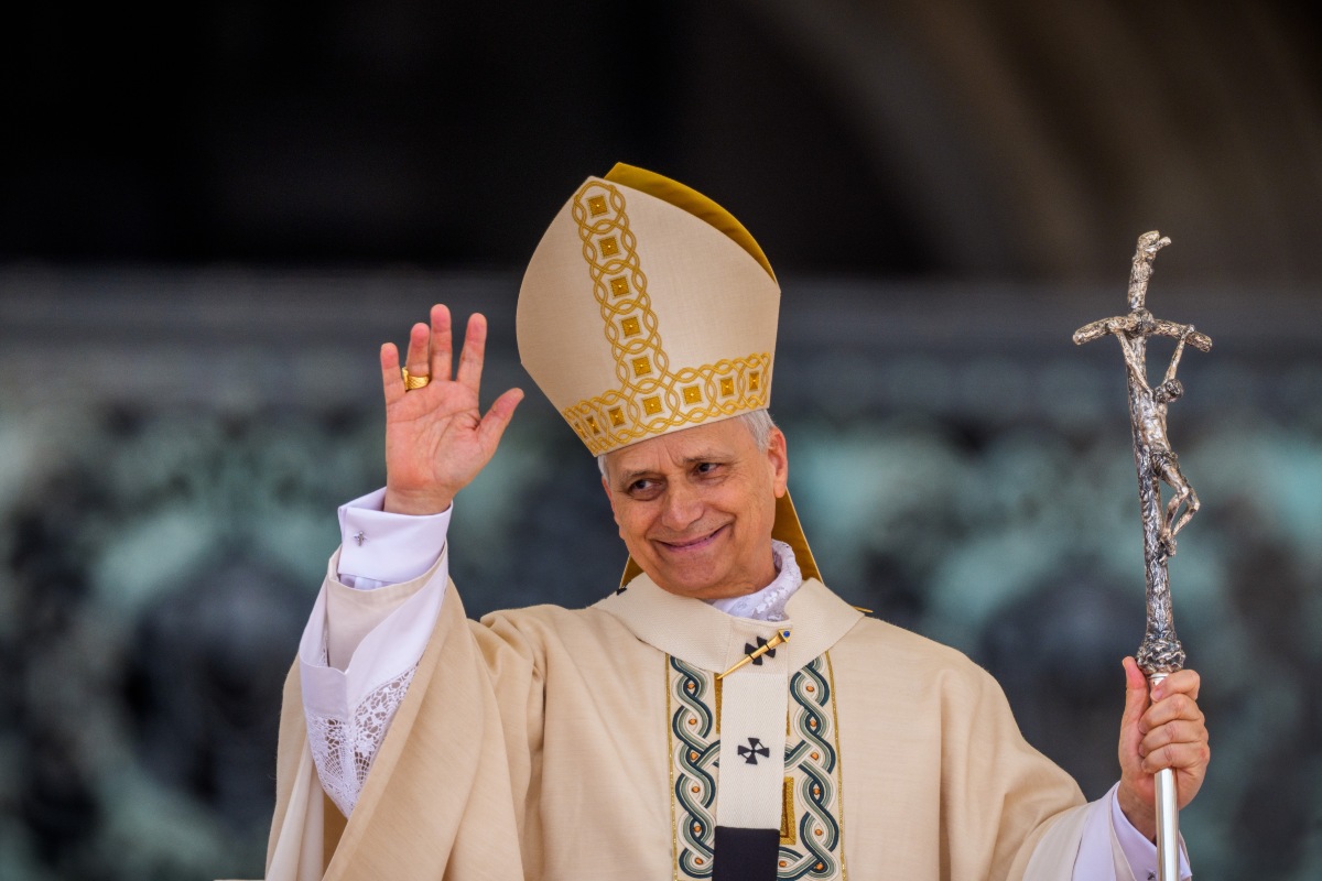 Papa Leone XIV si trova in Piazza San Pietro durante la sua cerimonia di insediamento