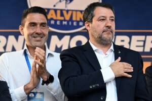 Un primo piano di Roberto Vannacci e Matteo Salvini