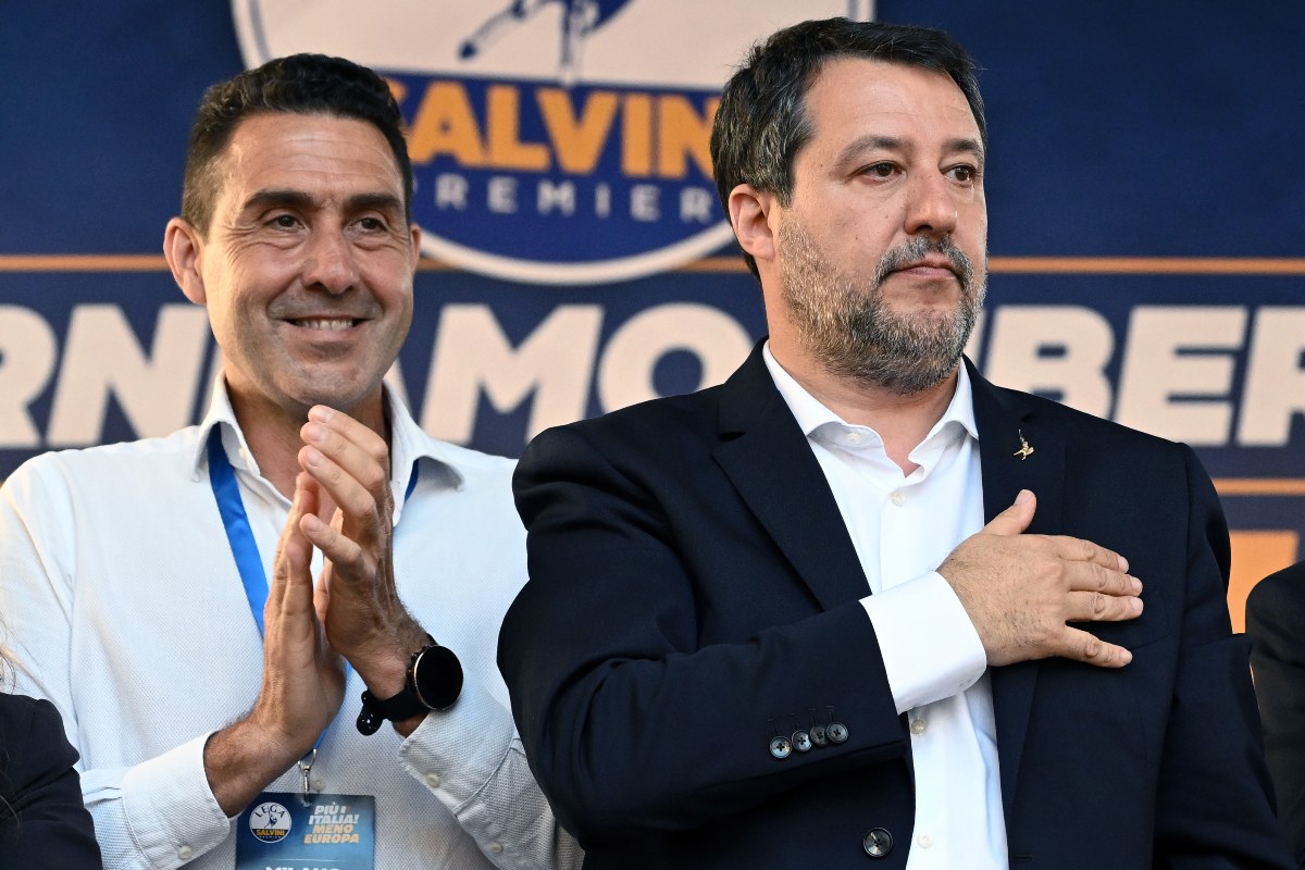 Un primo piano di Roberto Vannacci e Matteo Salvini