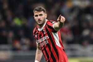 Santiago Gimenez con la maglia del Milan