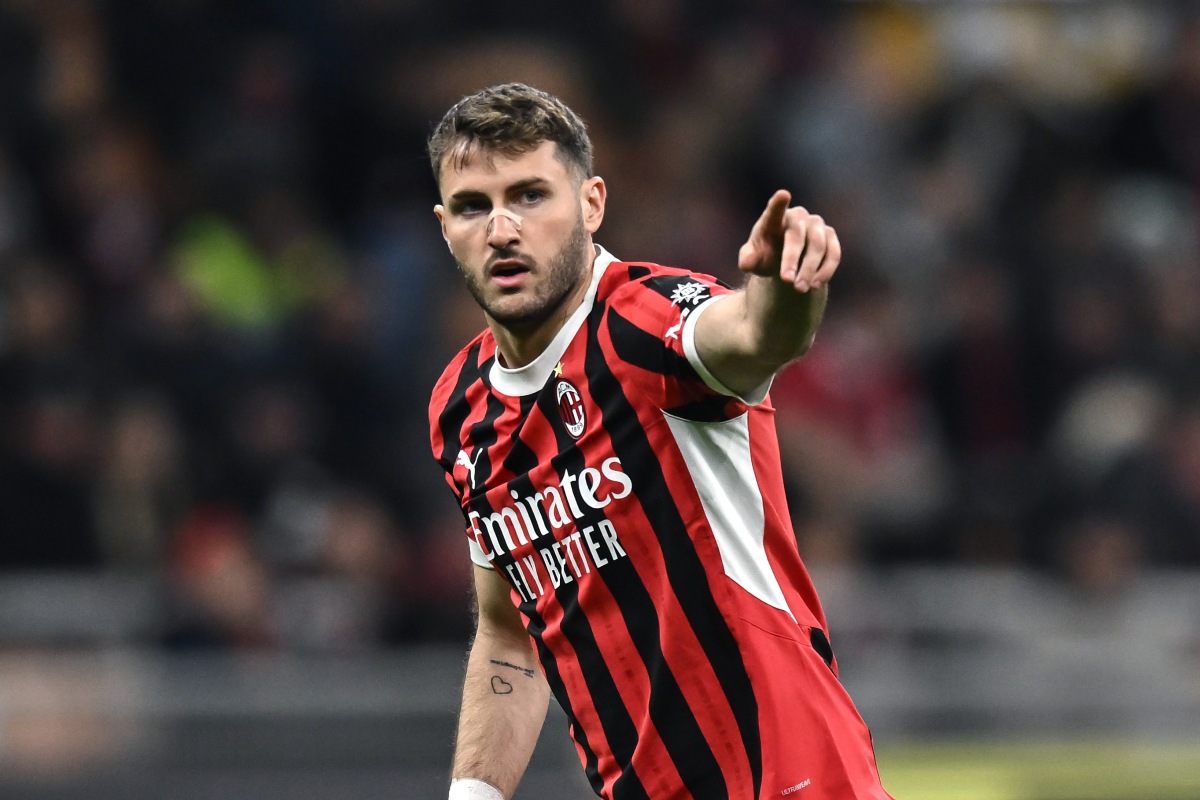 Santiago Gimenez con la maglia del Milan