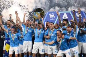 Giocatori del Napoli alzano la coppa dello scudetto dopo la vittoria sul Cagliari allo stadio Maradona