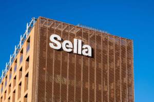 La sede centrale di Banca Sella a Biella con il logo sulla facciata.