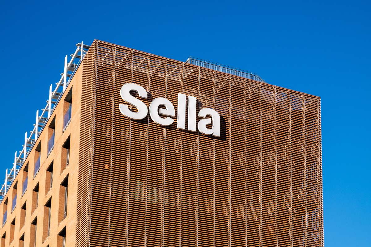 La sede centrale di Banca Sella a Biella con il logo sulla facciata.