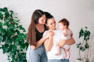 Coppia lesbica con la loro figlia.