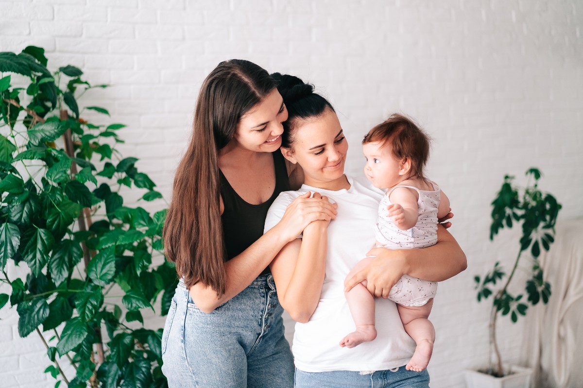 Coppia lesbica con la loro figlia.