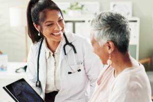 Visita medica tra dottoressa e paziente