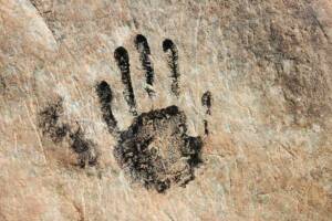 L'impronta di una mano su una pietra