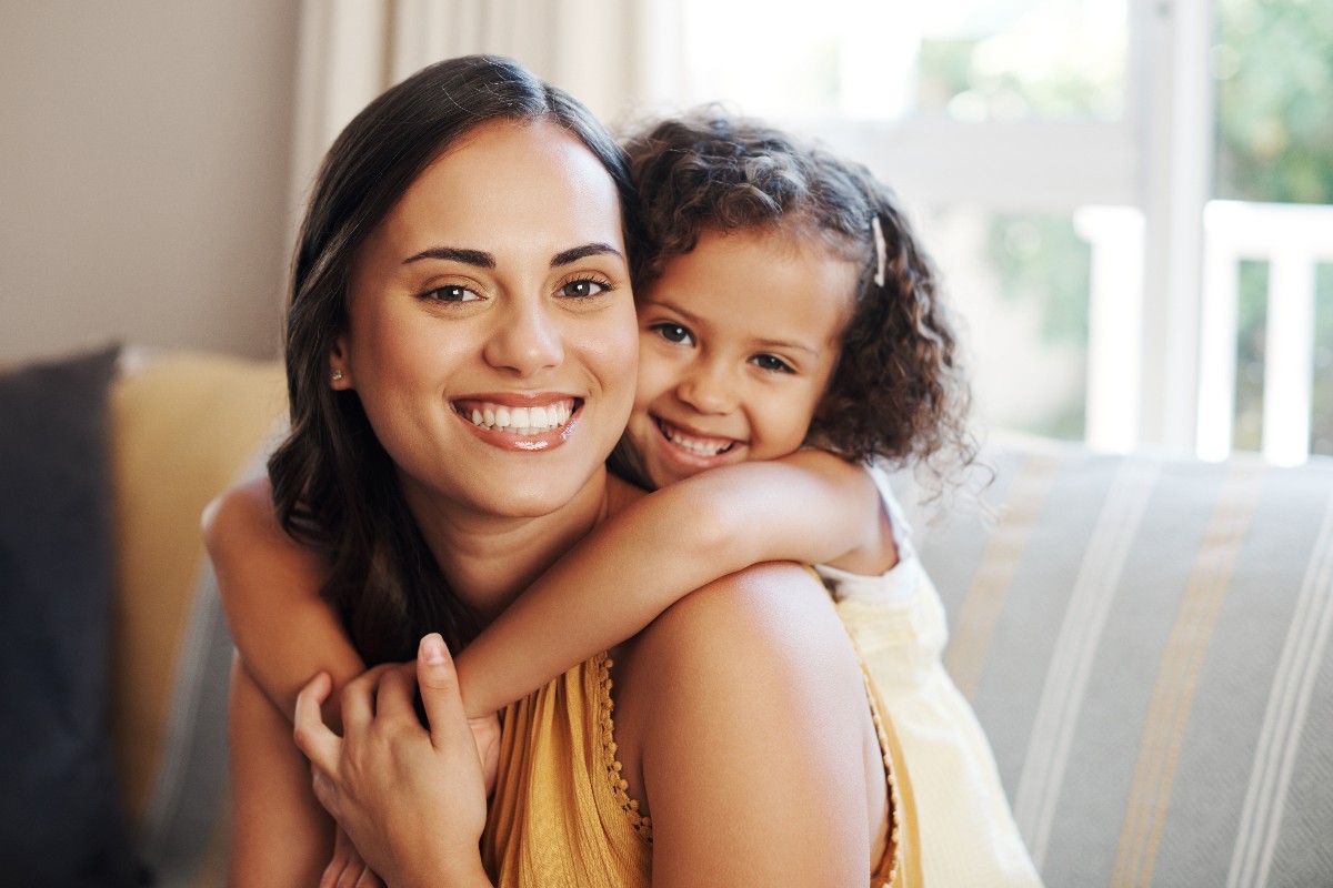 Mamma e figlia che sorridono insieme.