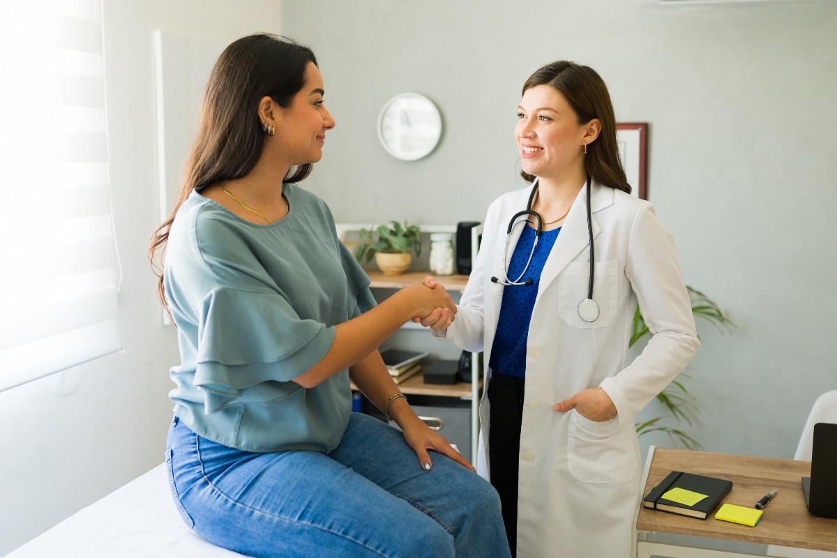 Visita medica tra dottoressa e paziente donna.
