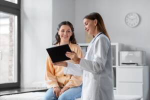 Visita medica condotta da una dottoressa.