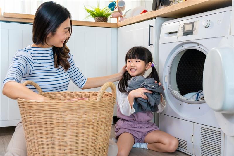 Mamma e figlia fanno lavatrice
