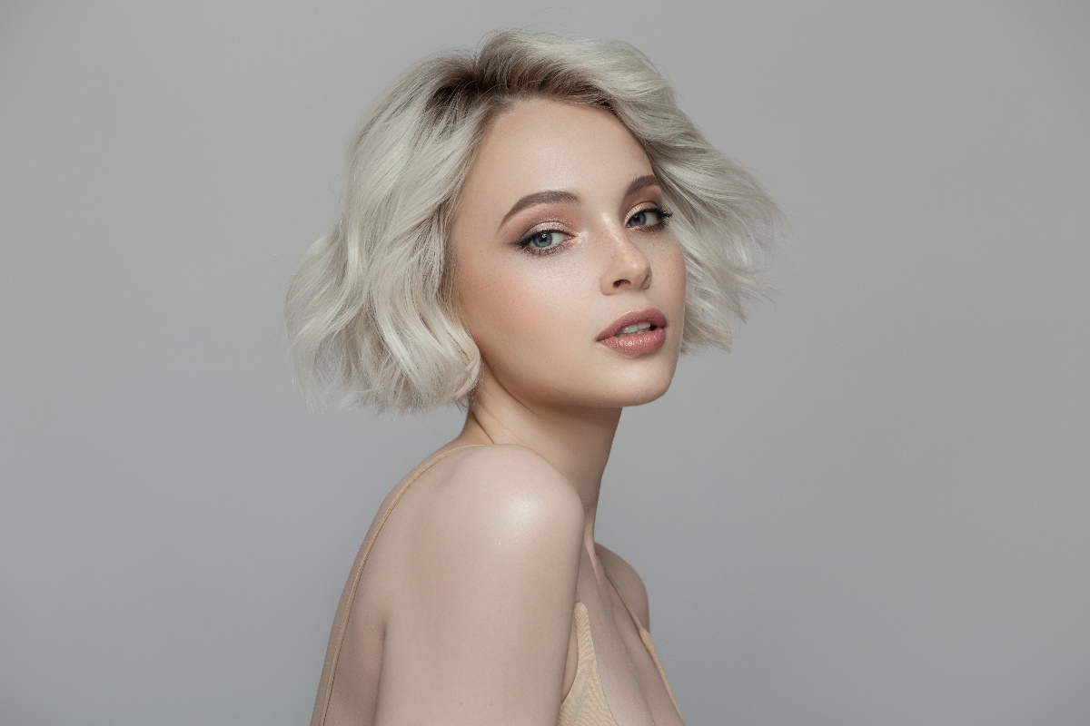 Ragazza con capelli biondi