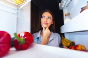 Ragazza che apre frigo