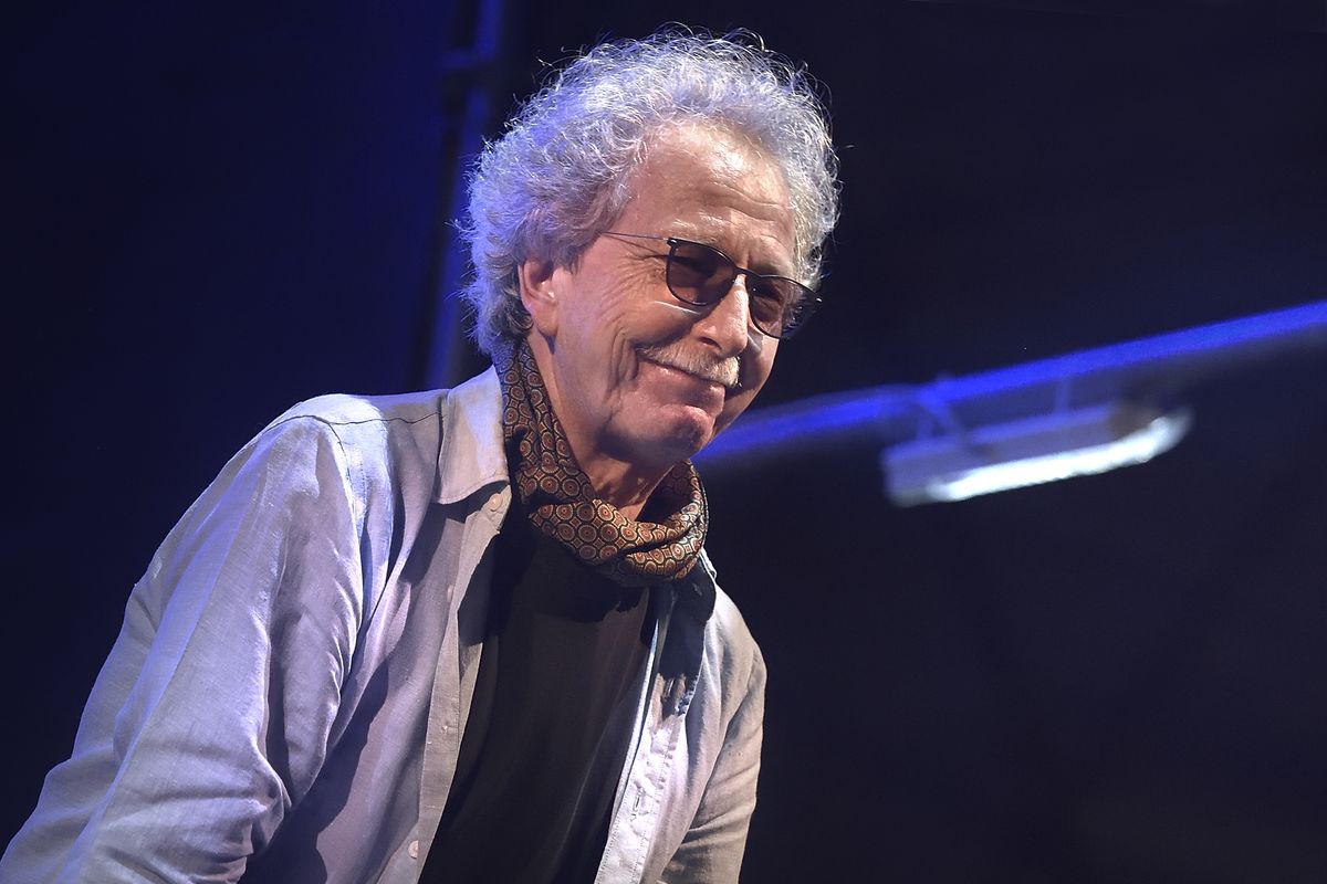 Fabio Concato durante un concerto