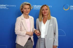 Giorgia Meloni e Ursula von der Leyen si incontrano all’ingresso della conferenza