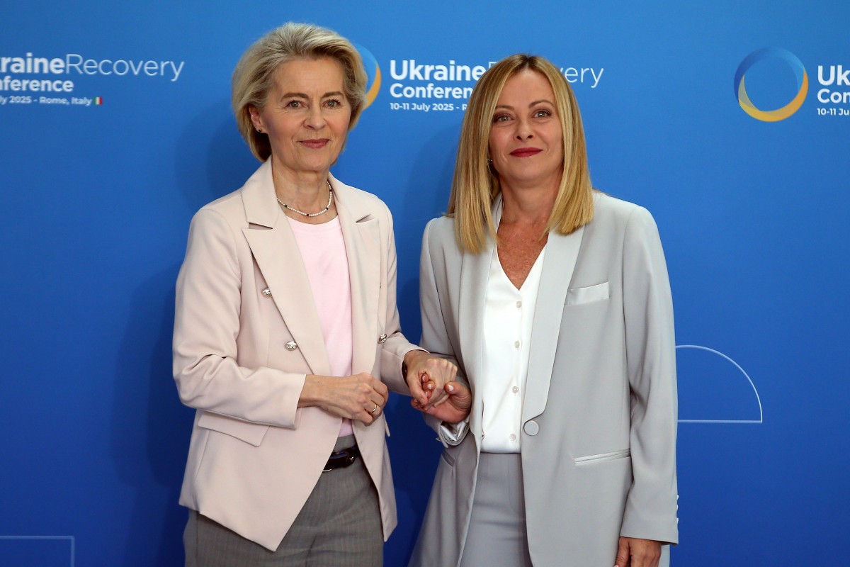 Giorgia Meloni e Ursula von der Leyen si incontrano all’ingresso della conferenza