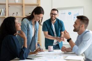 Team di lavoro in ufficio aziendale