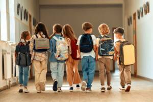 Scena quotidiana con bambini nel corridoio della scuola