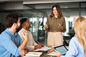 Donna Ceo in riunione