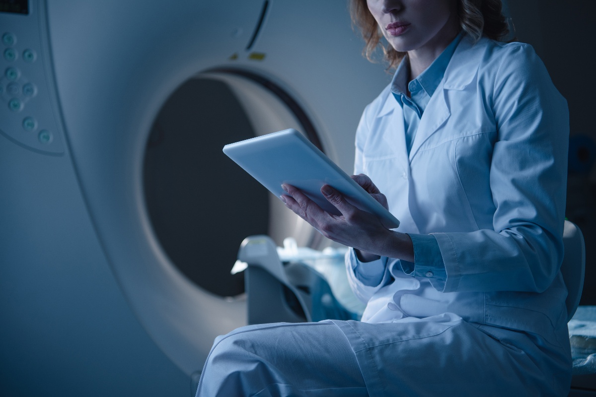 Specialista al lavoro con apparecchiatura diagnostica.