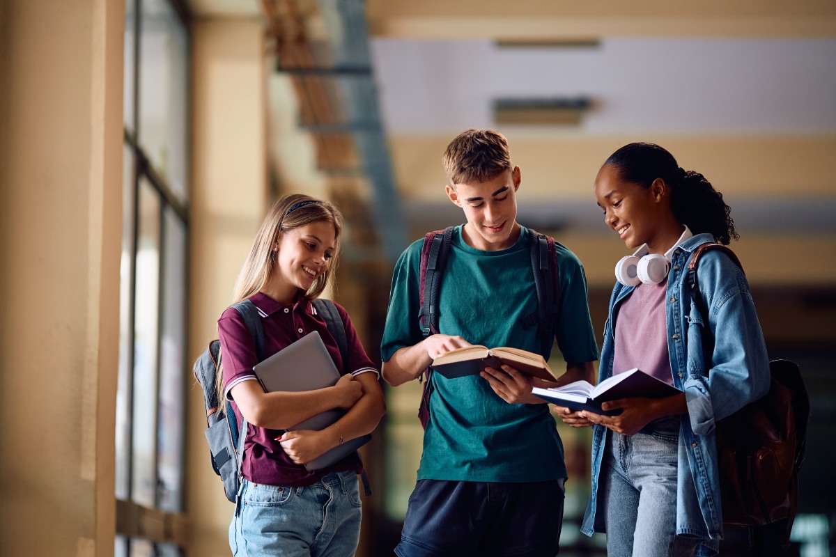 Gruppo di ragazzi a scuola
