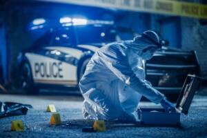 Personale specializzato conduce accertamenti su un luogo di interesse investigativo