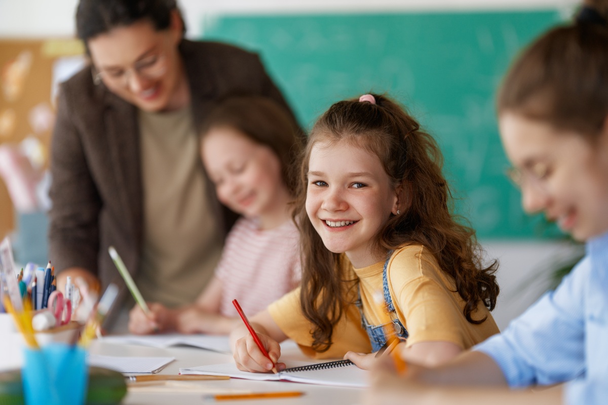 Bambine a scuola con la maestra