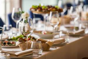 Tavolo di ristorante elegantemente apparecchiato