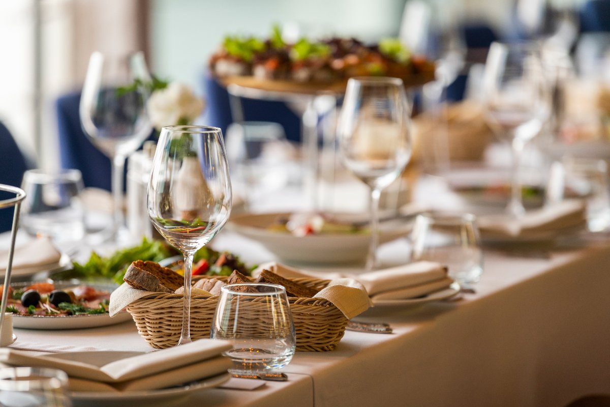 Tavolo di ristorante elegantemente apparecchiato