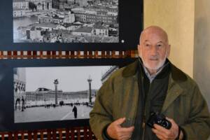 Gianni Berengo Gardin accanto a due delle sue foto esposte durante l'anteprima stampa della mostra "Venezia e le Grandi Navi"