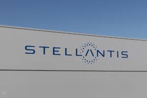 Primo piano logo di Stellantis