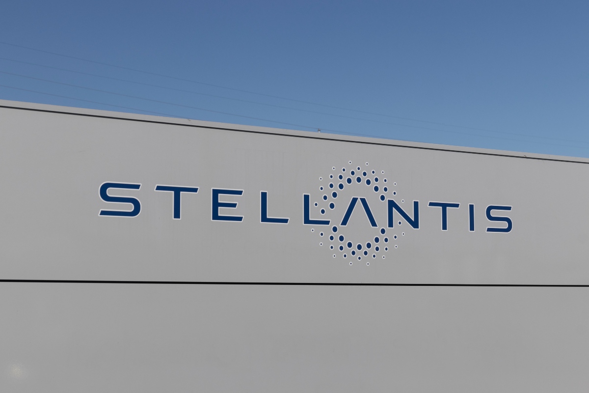 Primo piano logo di Stellantis