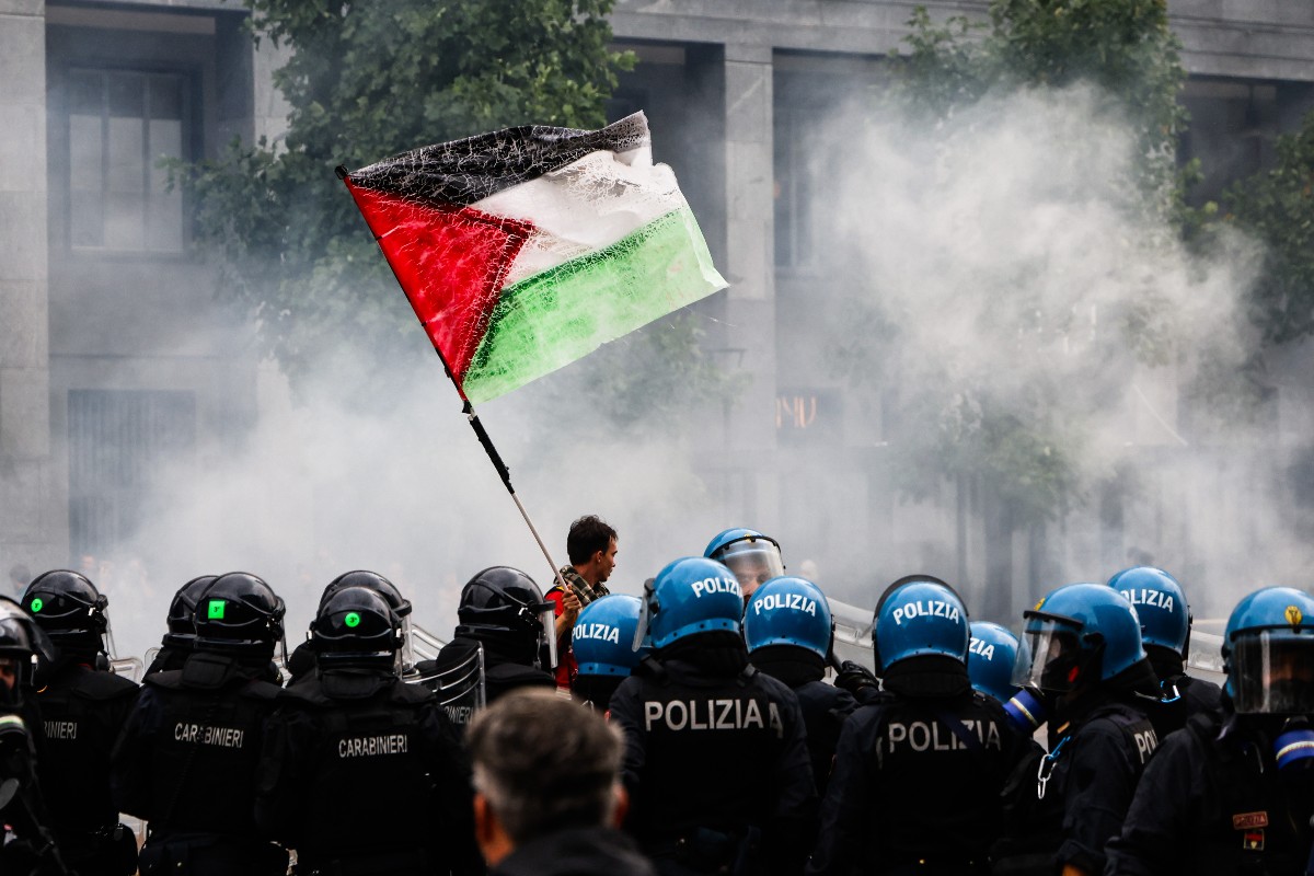 Attimi di scontro tra manifestanti e polizia antisommossa alla Stazione Centrale di Milano durante lo sciopero per Gaza, il 22 settembre 2025.