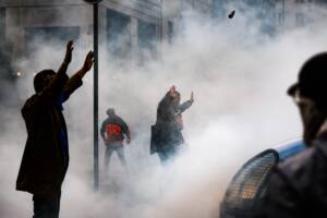 Milano, 22 settembre 2025: durante lo sciopero per Gaza alla Stazione Centrale si registrano scontri tra manifestanti e polizia antisommossa.